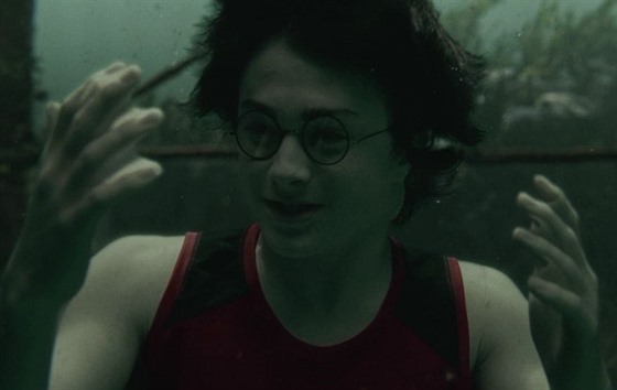 Scéna z filmu Harry Potter a Ohnivý pohár, kdy Harry použije žaberník