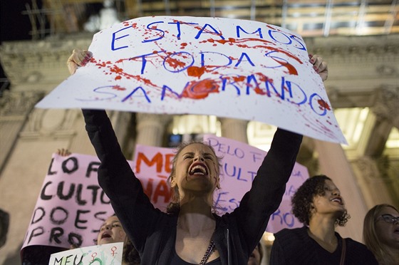Loni v kvtnu vyly do ulic brazilských mst tisíce lidí, kteí protestovali proti násilí na enách. Demonstrace vyvolalo hromadné znásilnní estnáctileté dívky (30. kvtna 2016).