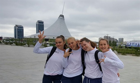 eské juniorské basketbalistky Terezie Frgalová, Sára Krumpholcová, Anna...