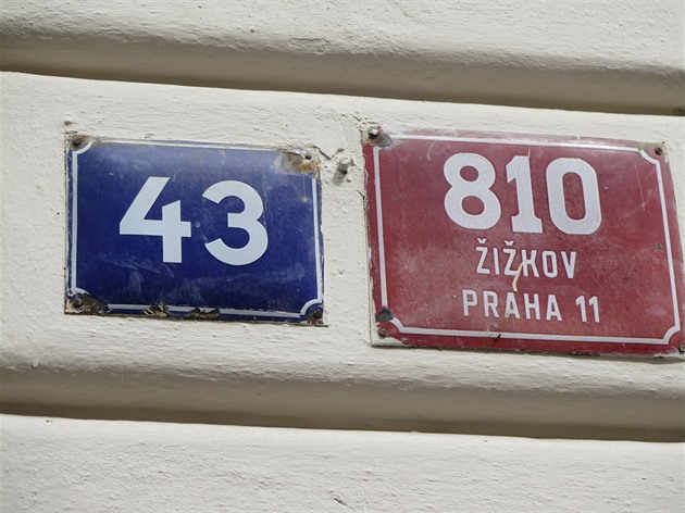 Podle staré a chybné domovní cedule je Žižkov v Praze 11.