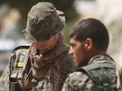 Americký voják s nášivkou kurdských milic YPG v syrské provincii Rakká (27....
