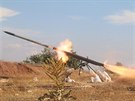 Syrtí povstalci odpalují v Aleppu raketu Grad (29. kvtna 2016)