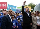 Starosta Londýna Sadiq Khan a premiér David Cameron v pondlí vyrazili do ulic...