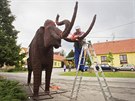 Jaroslav efl vytvoil z bezového proutí pravkého mamuta v ivotní velikosti....