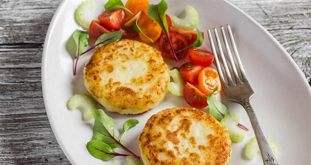 Sma�ené krokety pln�né �unkou a cheddarem na zeleninovém salátku s balsamico...