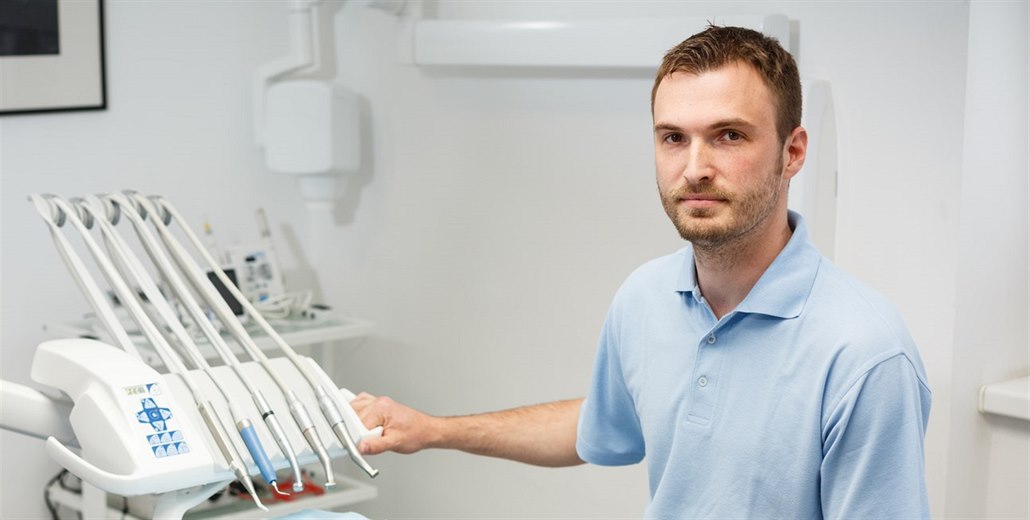 Nedostatek léka�� v kraji p�i�ítá bene�ovský stomatolog Adam �ehá�ek blízkosti...