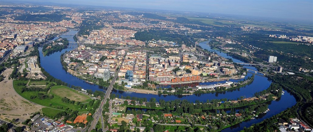 Pra�skou �tvr� Hole�ovice objímá Vltava. 