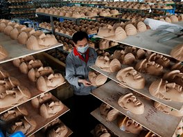 ínská továrna na latexové masky vyrábí repliky obliej slavných. (25.  kvtna...