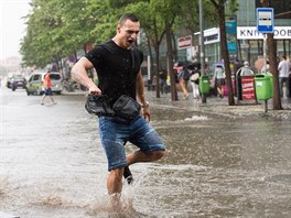 Pes Prahu se pehnala odpoledne boue. Na praském Smíchov zaplavila voda...