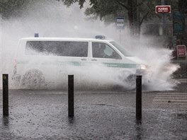 Pes Prahu se pehnala odpoledne boue. Na praském Smíchov zaplavila voda...