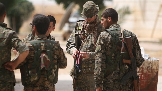 Americk vojk s nivkou kurdskch milic YPG v syrsk provincii Rakk (27. kvtna 2016)