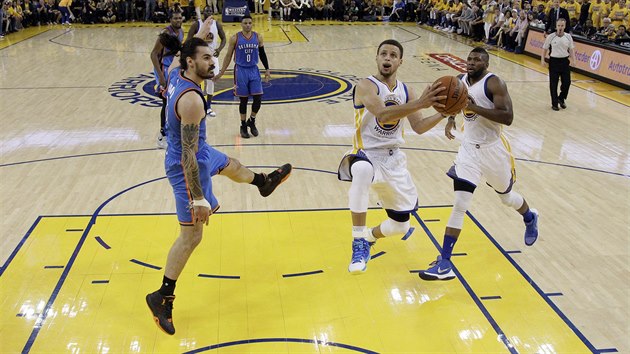 Stephen Curry se sousted na stelbu, Steven Adams piel se svm obrannm tanekem pozd.