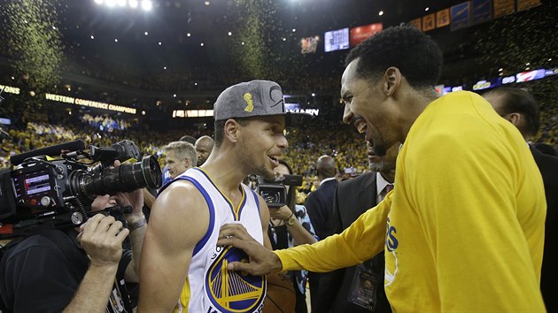 Stephen Curry (vlevo) a Shaun Livingston se pochechtvaj pot, co Golden State postoupili do finle NBA.