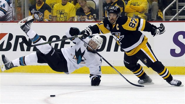 Sidney Crosby (vpravo) z Pittsburghu poslal na led Nicka Spalinga ze San Jose.