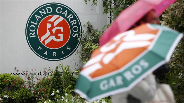 PR. Jen se leje... Program tenisovho Roland Garros v pondl zruil d隝.