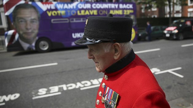 Kampa ped referendem je vudyptomn. Na jedn z reklam umstn na autobusu vystupuje ldr euroskeptick strany UKIP Nigel Farage.