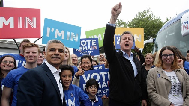 Starosta Londna Sadiq Khan a premir David Cameron v pondl vyrazili do ulic Londna a podpoili kampa za setrvn Britnie v EU. (30. kvtna 2016)