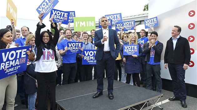 David Cameron a Sadiq Khan pi kontaktn kampani v Londn (30. kvtna 2016)