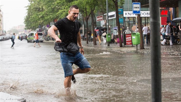 Přes Prahu se přehnala odpoledne bouře. Na pražském Smíchově zaplavila voda několik ulic. (31. května 2016)