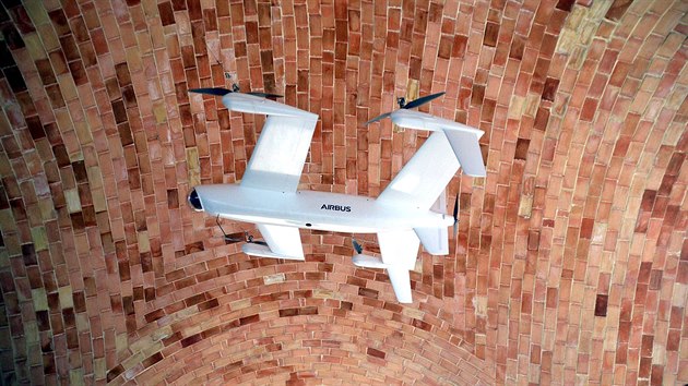 Prototyp zkladny pro drony, ze kter by se v Africe mla distribuovat humanitrn pomoc a lkask materil stoj v italskch Bentkch.(kvten 2016)