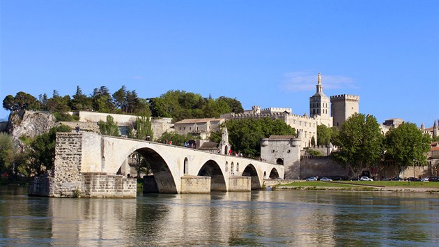 Papesk palc v Avignonu se slavnm mostem.