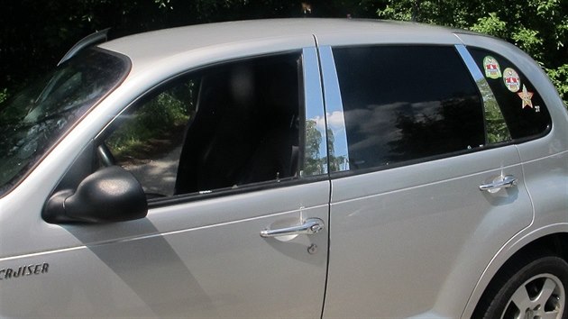 Chrysler s rozbitým bočním okénkem.