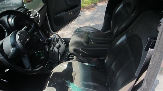 Chrysler s rozbitým bočním okénkem.