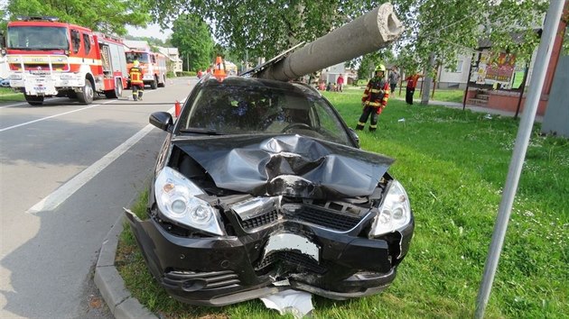 Řidič Opelu Vectra měl vskutku obrovské štěstí, že se mu nic nestalo.