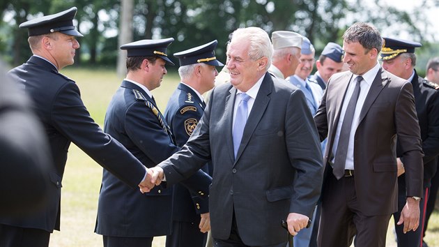 Na hrázi rybníka Rožmberk se Miloš Zeman setkal s představiteli integrovaného záchranného systému.