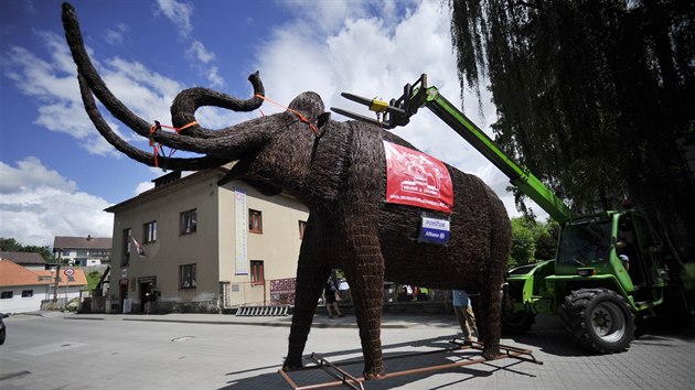 Po sedmi hodinách cesty dorazil proutěný mamut do Pelhřimova. Stane se jedním z exponátů Muzea rekordů a kuriozit.