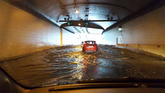 Voda zaplavila Zlíchovský tunel.(31.5.2016).