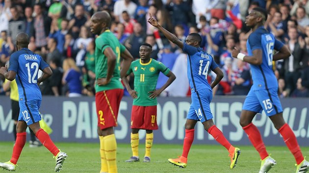 Francouzsk fotbalista Blaise Matuidi (druh zprava) se raduje z glu v ppravnm utkn s Kamerunem.