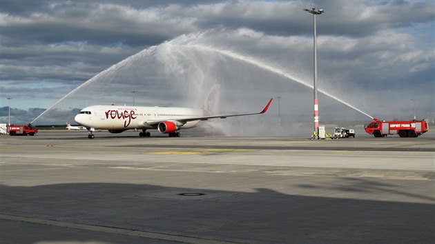 Letadlo Air Canada Rouge pro spoj Praha - Toronto.