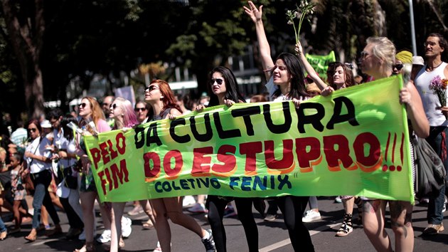 Do ulic brazilskch mst vyly o vkendu tisce lid, kte protestovali proti nsil na ench a machistick kultue. Demonstrace vyvolalo hromadn znsilnn estnctilet dvky (30. kvtna 2016).