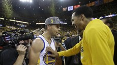 Stephen Curry (vlevo) a Shaun Livingston se pochechtávají poté, co Golden State...