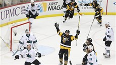 Nick Bonino z Pittsburghu má ruce nad hlavou - práv vstelil vítznou branku...