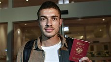 UŽ JE ZE MĚ RUS. Obránce Roman Neustädter pózuje s ruským pasem, který získal...