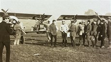 Francouzští piloti a stíhačky Nieuport s raketami Le Prieur