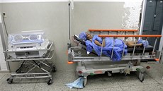 Jedna z erstvých mazek se zotavuje po porodu v nemocnici ve venezuelském mst...