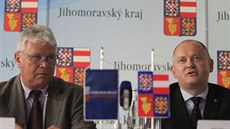 Jihomoravský hejtman Michal Ha�ek (vpravo) na tiskové konferenci s p�edsedou...