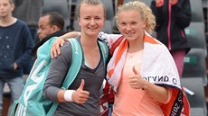 Barbora Krejčíková (vlevo) a Kateřina Siniaková vyřadily světové jedničky...