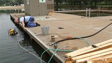 Opravy mol a další nutné úpravy na Kamencovém jezeře.