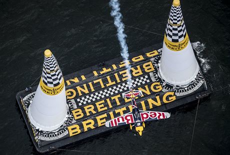 esk akrobatick pilot Martin onka pi zvodu Red Bull Air Race v japonsk...