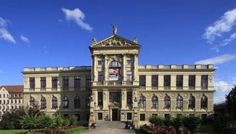 Výstava ped budovou Muzea hlavního msta Prahy se vnuje 170. výroí zahájení...