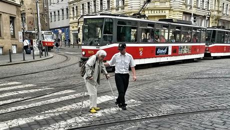 idi tramvaje íslo 24 neváhal a rozhodl se pomoci staré en bezpen pejít...