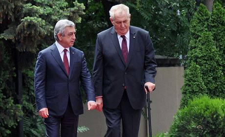 Prezident Milo Zeman na návtv Arménie. Vlevo arménský prezident Ser...