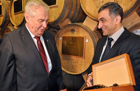 Prezident Milo Zeman (vlevo) dostal v Jerevanu v likérce Ararat láhev...
