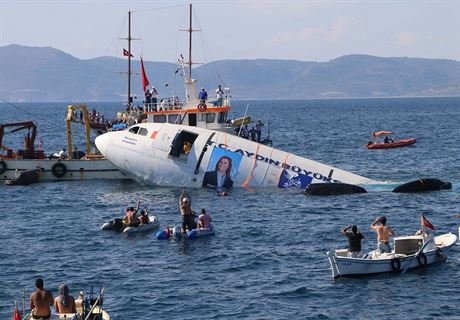 Do Egejskho moe u tureckho letoviska Kusadasi byl potopen airbus A300....