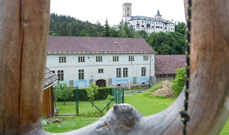 Chátrající budova bývalého pivovaru v Romberku nad Vltavou má nového majitele.