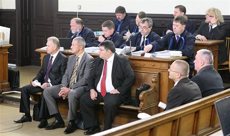 Bývalý perovský primátor Jií Lajtoch i dalí obvinní v kauze sporných zakázek na perovském magistrátu tvrdí, e jsou nevinní.